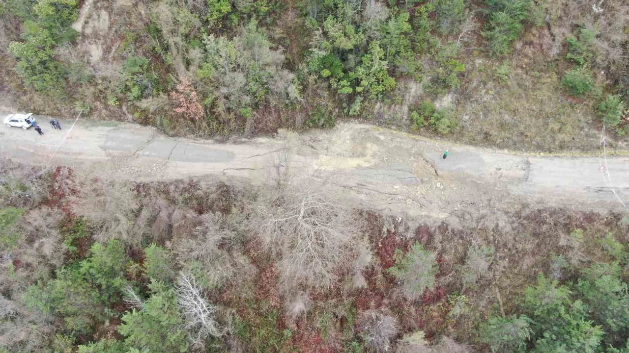 Kastamonu'da heyelan sebebiyle yol gt