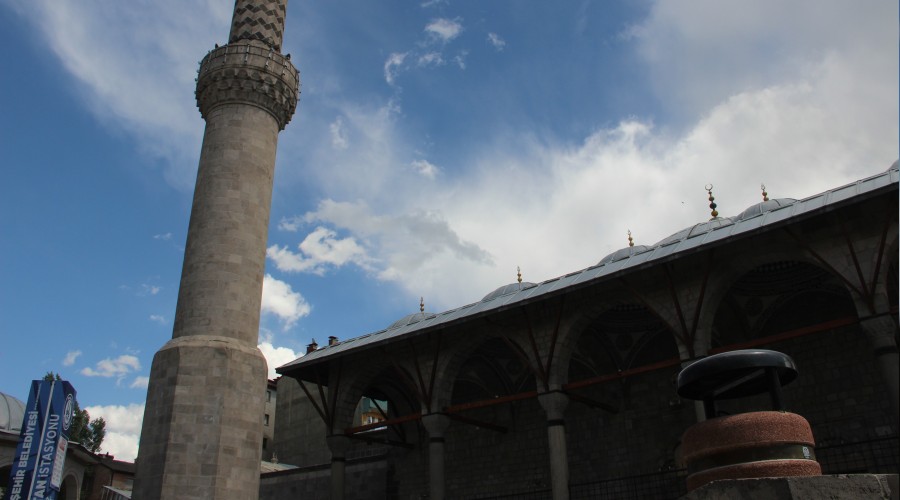 Kendisi de, hikayesi de ilginç
