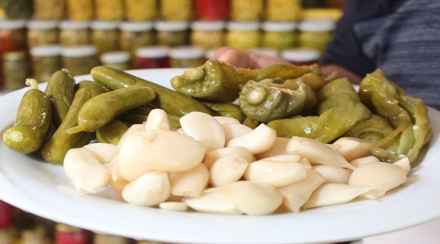 Kendisi de, turşusu da yok satıyor
