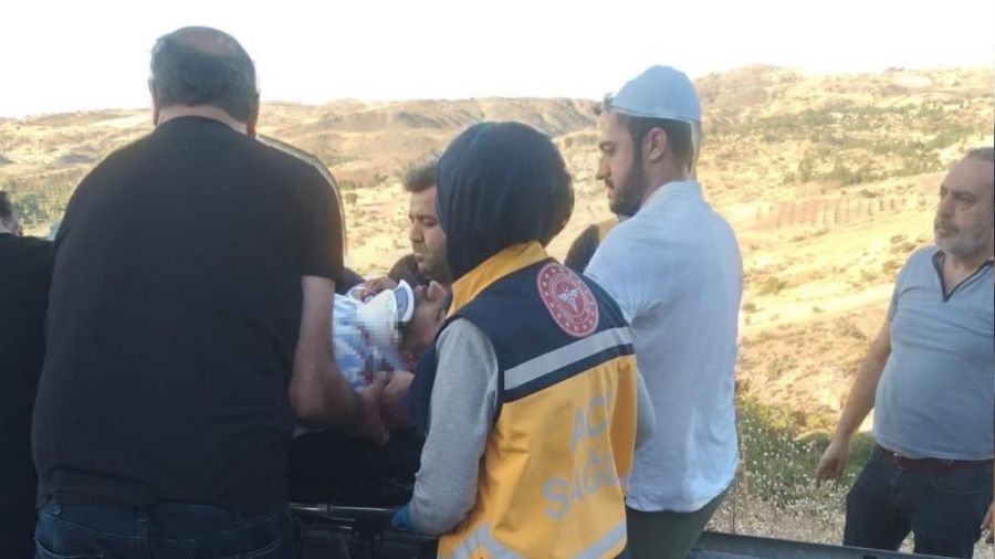 Kontrolden çıkan minibüs takla attı