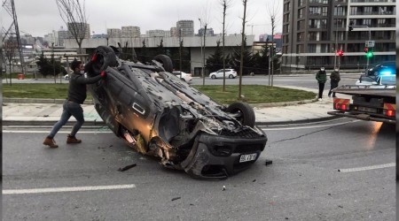 Küçükçekmece'de bir araç takla attı