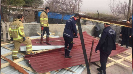 Kuvvetli rüzgar evin çatısını uçurdu