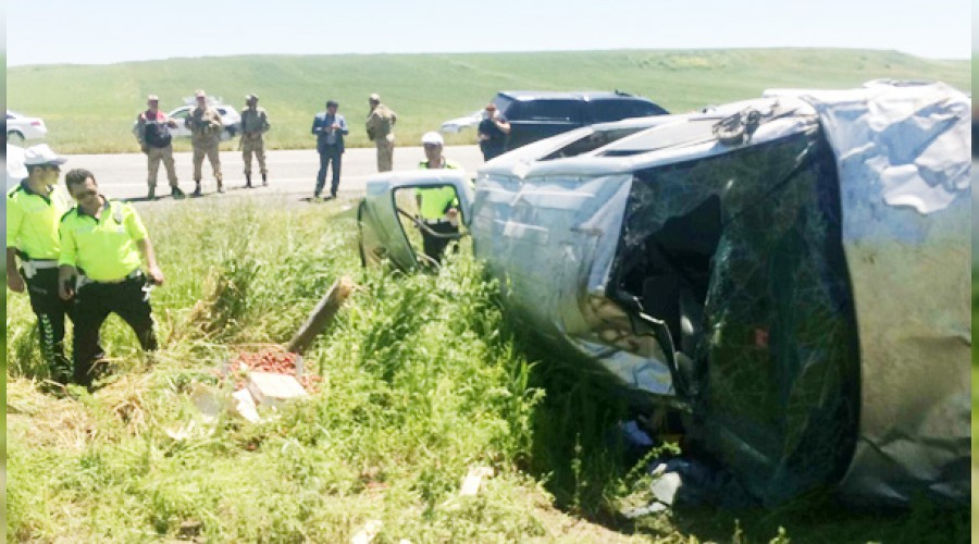 Lastiği patlayan araç tarlaya uçtu: 2’si ağır 4 yaralı