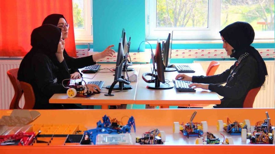 Lise öğrencileri çizgi izleyen otonom robotlar üretiyor