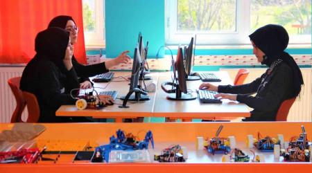 Lise öğrencileri çizgi izleyen otonom robotlar üretiyor