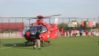 Maç oynanırken sahaya helikopter indi