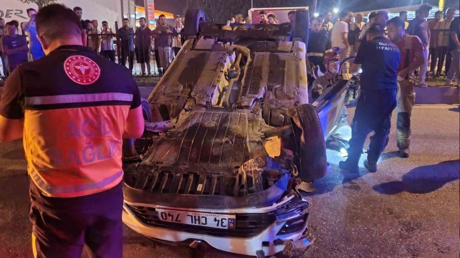 Makas atan araç takla attı: 5 yaralı