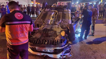 Makas atan araç takla attı: 5 yaralı