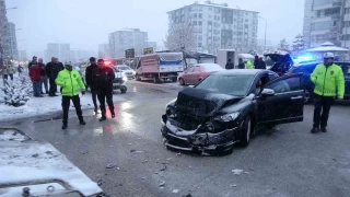 Malatya'da renci servisi ile otomobil arpt: 5 yaral