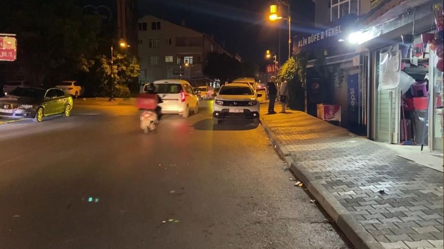 Maltepe'de tekel bayii tarandı: 3 yaralı