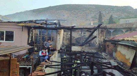 Manisa'da 3 ev yandı, 1 kişi öldü