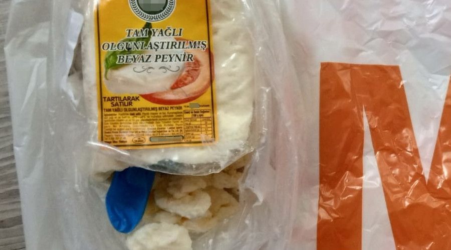 Marketten aldığı peynirin içinden eldiven çıktı