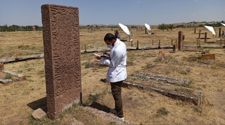 Mezar taşlarının dili çözülüyor