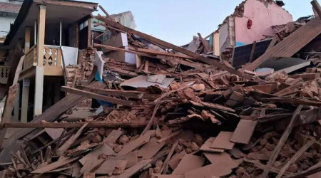 Nepal'deki depremde en az 128 kişi hayatını kaybetti