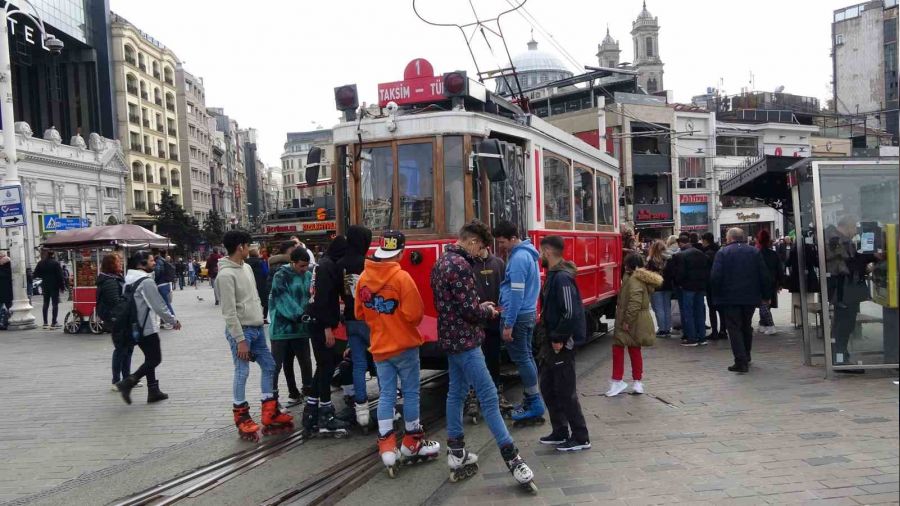 Nostaljik tramvayda paten kuyruu