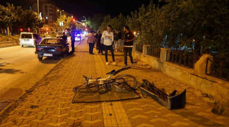 Otomobil, kaldırımda bisiklet süren gençlere çarptı