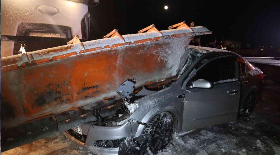 Otomobil kar küreme aracının bıçağına ok gibi saplandı: 2 yaralı