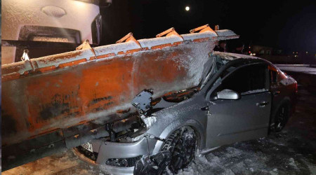 Otomobil kar küreme aracının bıçağına ok gibi saplandı: 2 yaralı