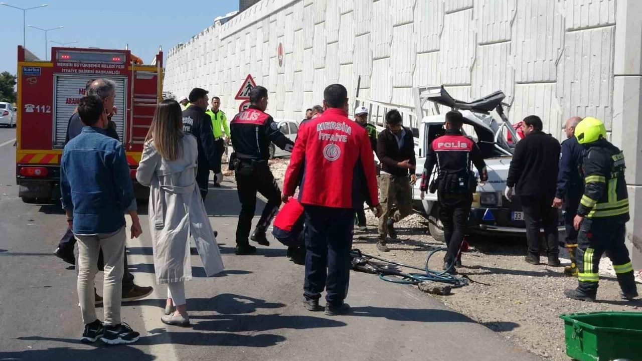 Otomobilin çarptığı kamyonet otoyol bağlantı köprüsüne vurdu: 1 ölü, 3 yaralı