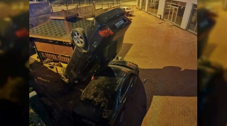 Otoparka düşen otomobil dik durdu