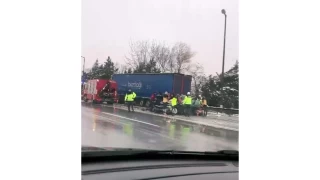 Otoyolda trn altna giren otomobil kat gibi ezildi: 1 l, 3 yaral