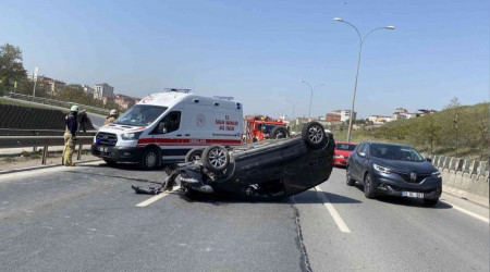 Pendik'de refüje çarpan otomobil takla attı