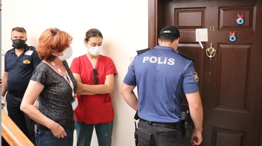 Polislere kapıyı açmayan kadının evindeki kokuların sebebi ortaya çıktı
