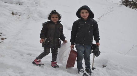 Poşet ve tepsiyle kayak keyfi