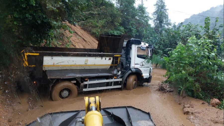 Rize'de heyelanlar köy yollarını ulaşıma kapattı