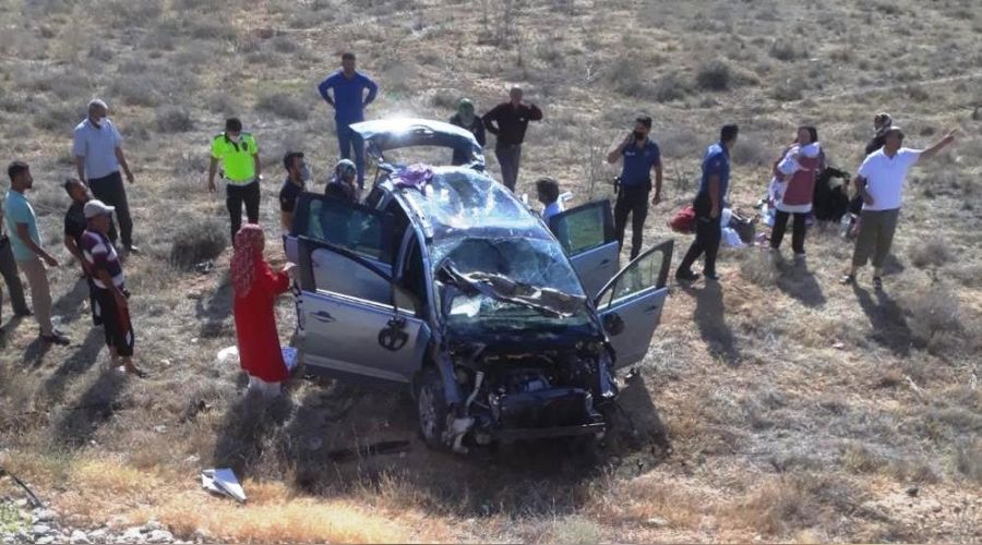 Şarampole yuvarlanan otomobil takla attı