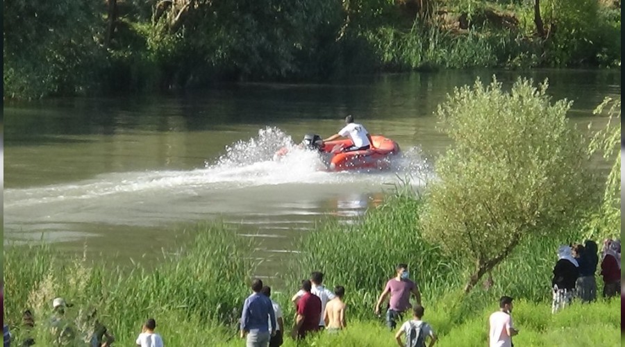 Serinlemek için Dicle'ye girdi...