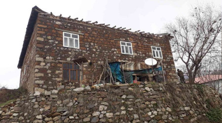 Şiddetli fırtına çatıları uçurdu