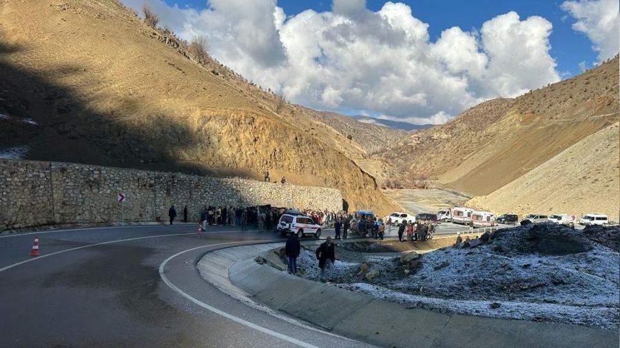 Siirt'te minibüs devrildi: 6'sı ağır 12 yaralı
