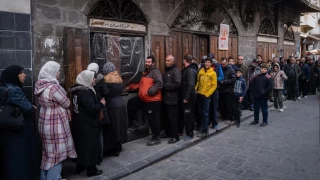 Suriye'de ekmek karaborsaya dm durumda. lkede ekmek birka hafta ncesine gre on kat daha pahal. 12 adet kk pidenin fiyat 400 Suriye lirasndan 4.000 Suriye lirasna ykselmi durumda