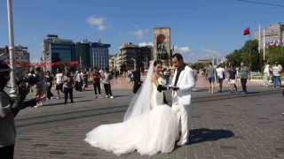 Taksim'de dn fotoraf ektiren inli ift ilgi oda oldu