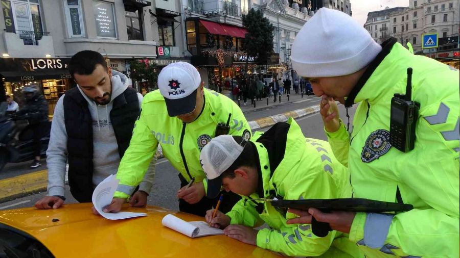 Taksim'de taksicilere ceza yağdı