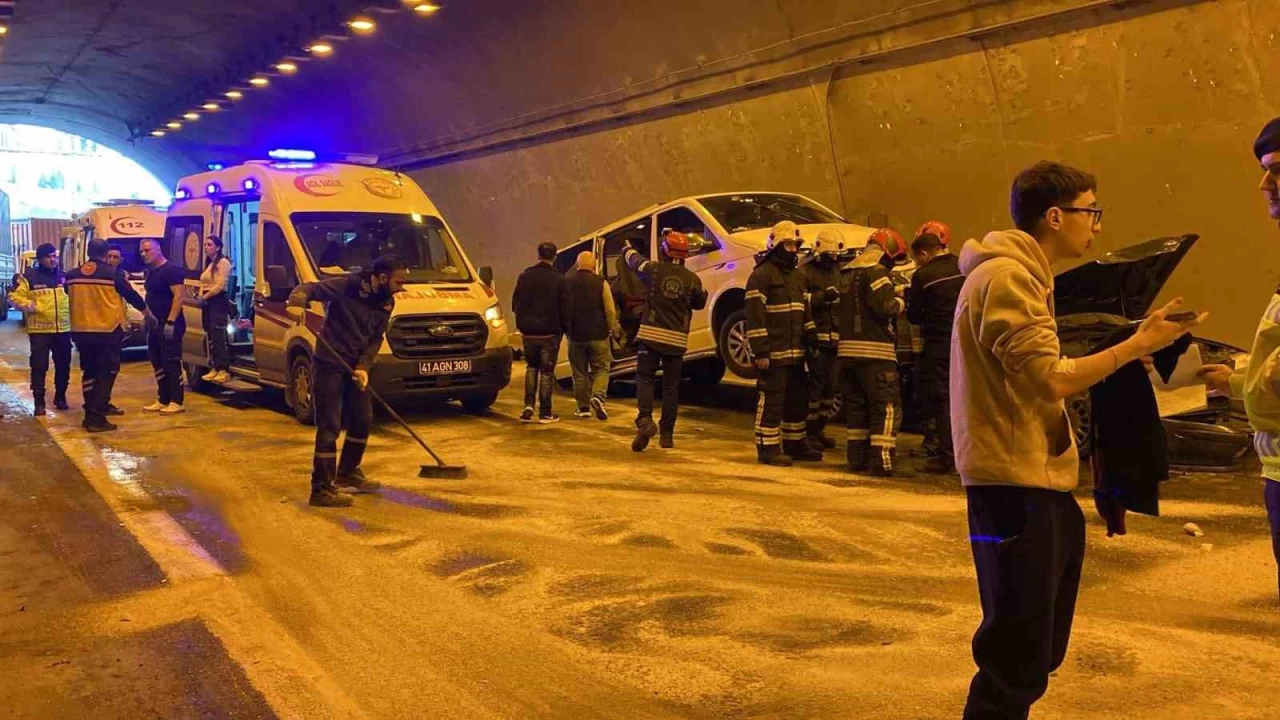 TEM'de 8 araç zincirleme kazaya karıştı: 8 yaralı