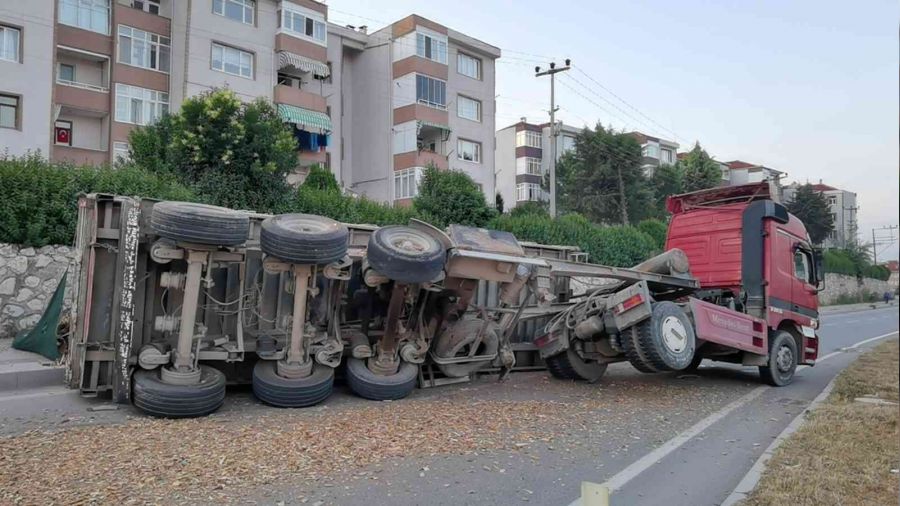 TIR devrildi, yol kapand