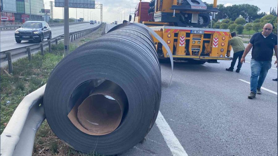 Tonlarca ağırlıktaki demir rulolar yola düştü