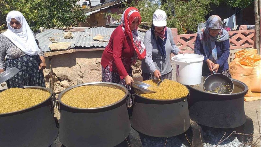 Tunceli'de bulgur kazanları kaynamaya başladı