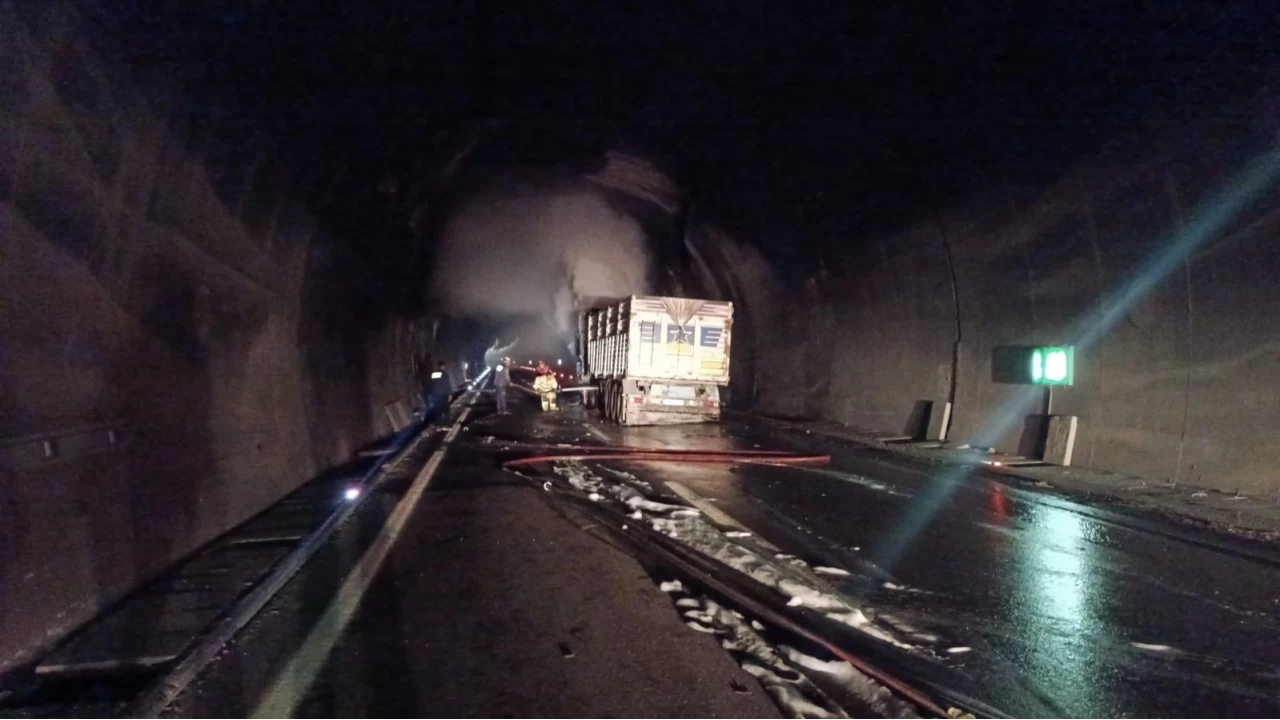 Tünelde korku dolu anlar: Tır alev aldı, ulaşım aksadı