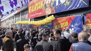 Ucuz alışveriş çılgınlığı...Birbirlerini ezdiler