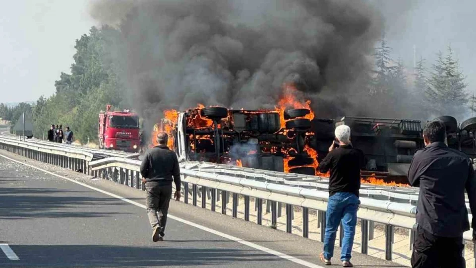Uşak'ta bariyere çarpan alkol yüklü tır alev aldı