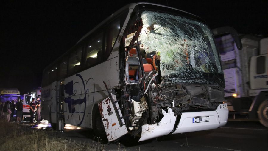 Uşak'ta yolcu otobüsü, tıra çarptı: 1'i ağır 15 yaralı