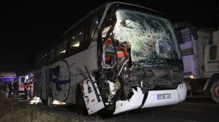 Uşak'ta yolcu otobüsü, tıra çarptı: 1'i ağır 15 yaralı
