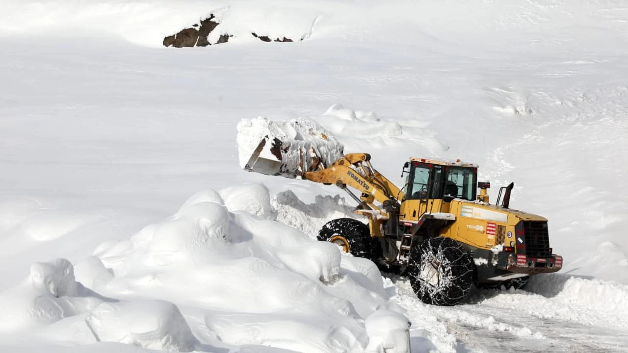 Van, Hakkari ve Bitlis'te 313 yerleim yerine ulam salanamyor