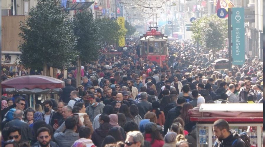 Vatandaşlar İstiklal Caddesi'ne akın etti