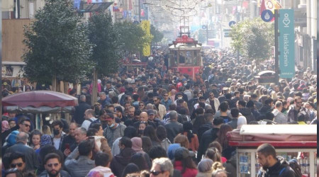 Vatandaşlar İstiklal Caddesi'ne akın etti