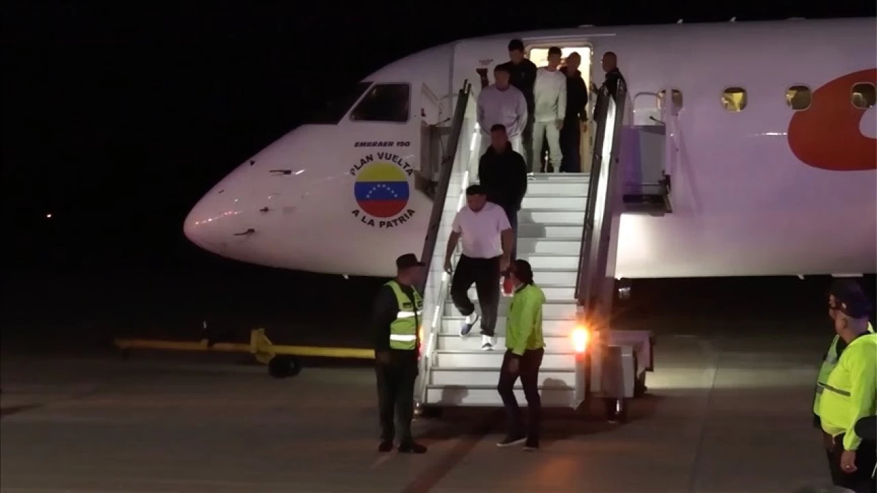 Venezuela, ABD'nin talebi üzerine göçmenler için geri dönüş uçuşlarını yeniden başlatacak