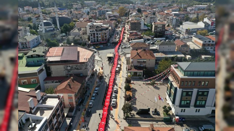 Yalova'da 400 metrelik Türk bayrağı ile "Cumhuriyet Yürüyüşü" yapıldı